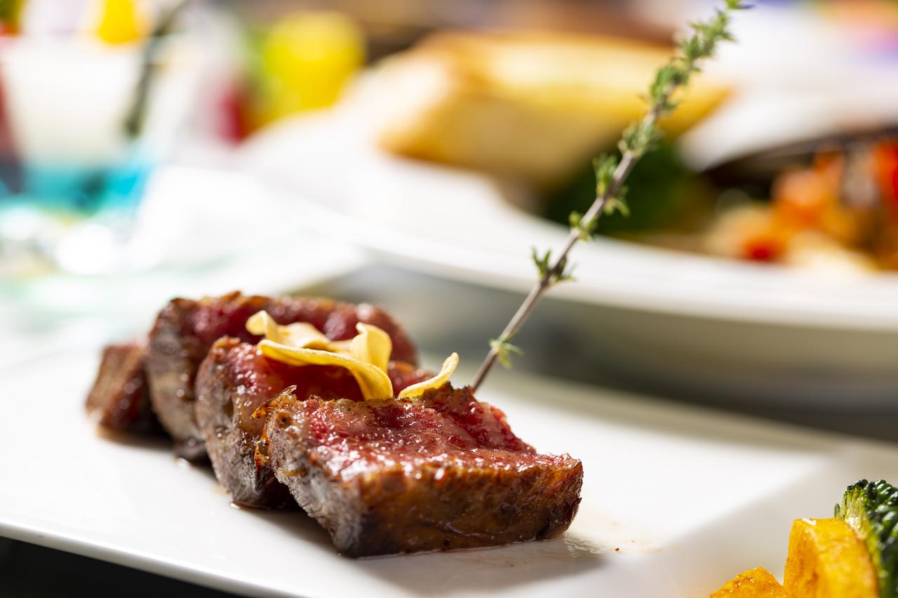 画像: 多彩なスタイルのレストランから、お好みのひと皿を。こだわりの美食でお腹を満たしたら、夜風が心地よいビーチへ移動してデザートタイムの始まりです