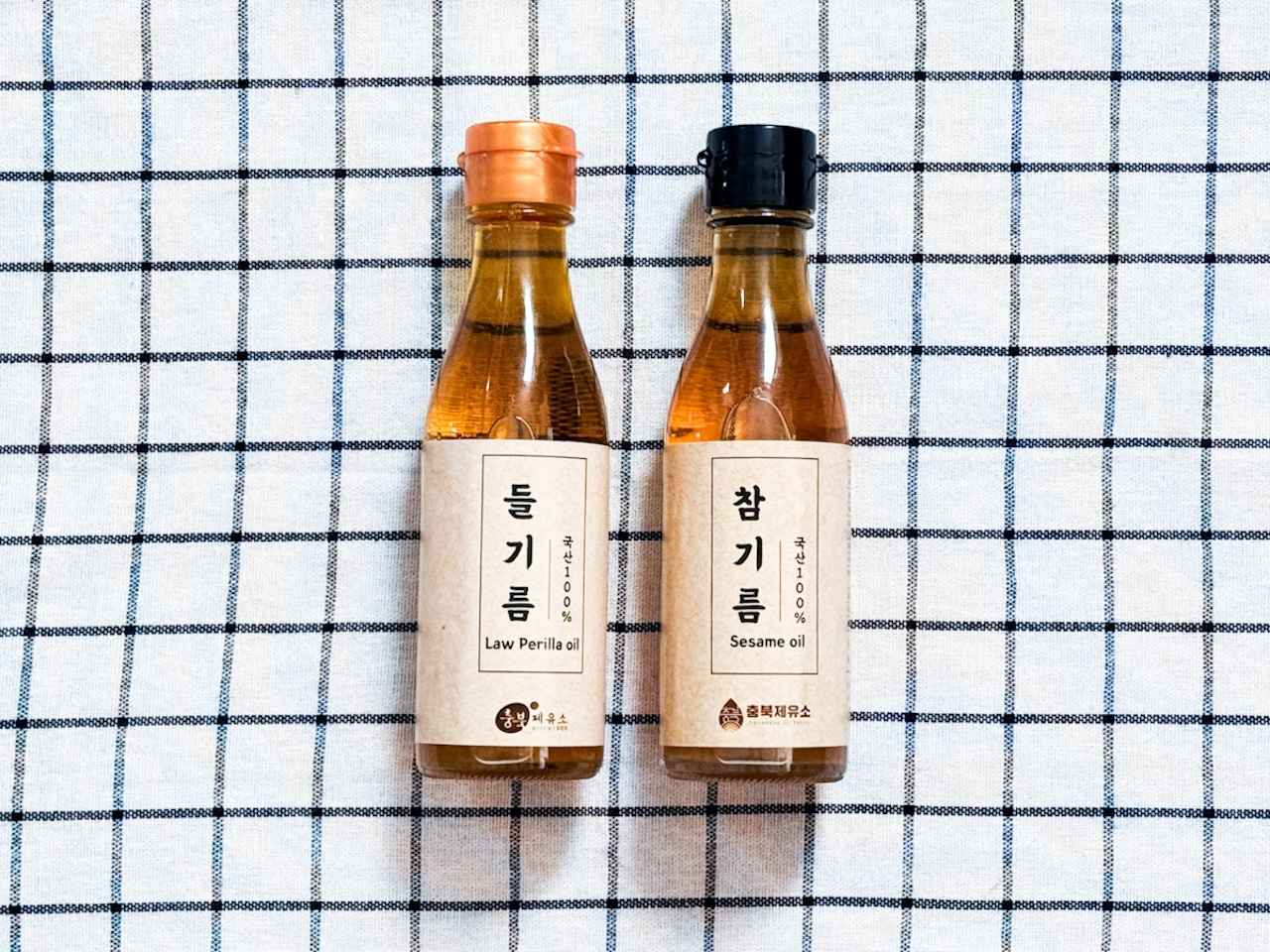 画像: 左からエゴマ油（180ml）12,000ウォン（日本円で約1,270円）、ゴマ油（180ml）16,000ウォン（日本円で約1,700円）