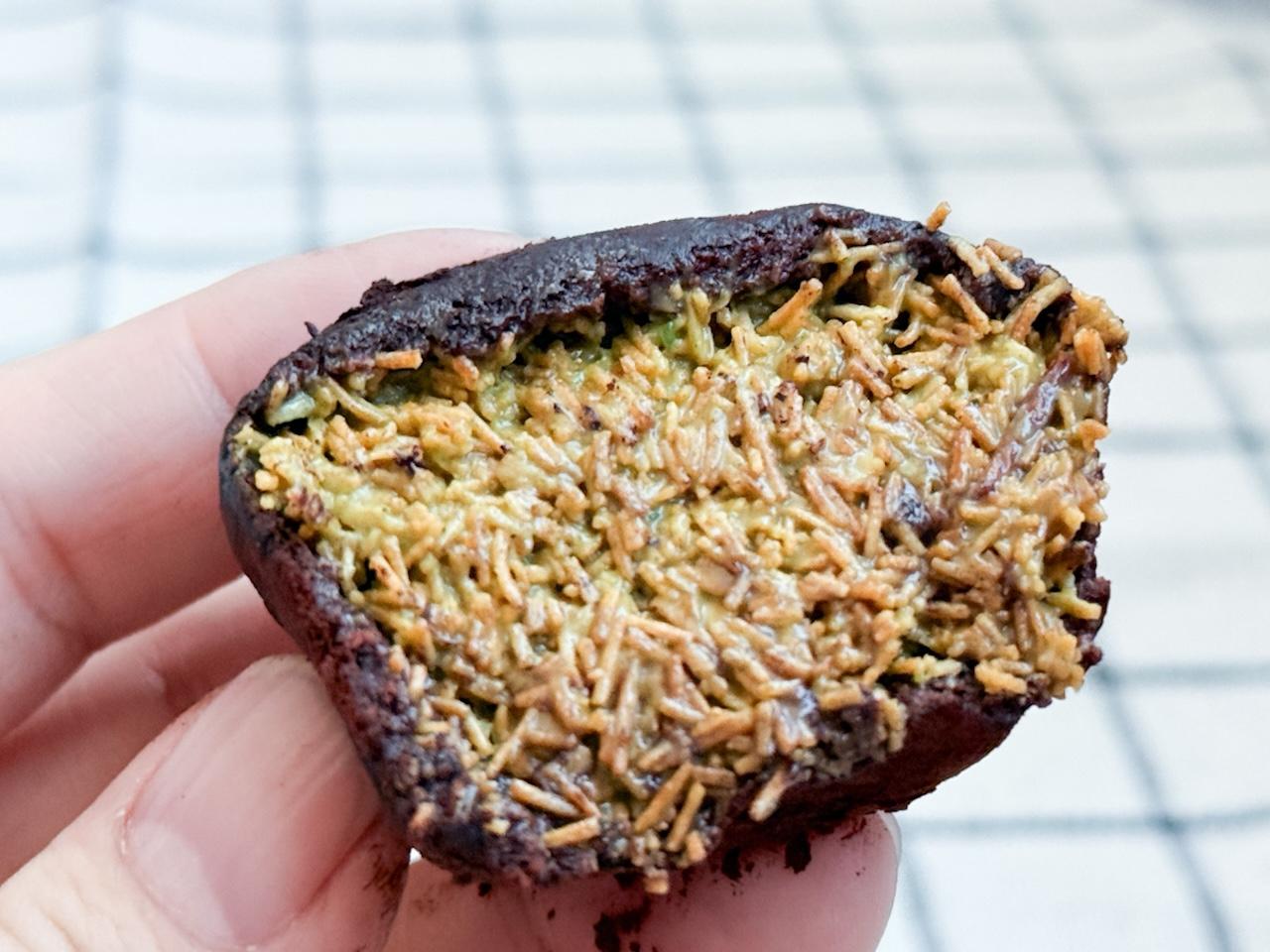 画像: 中はカダイフがぎっしり詰まっている