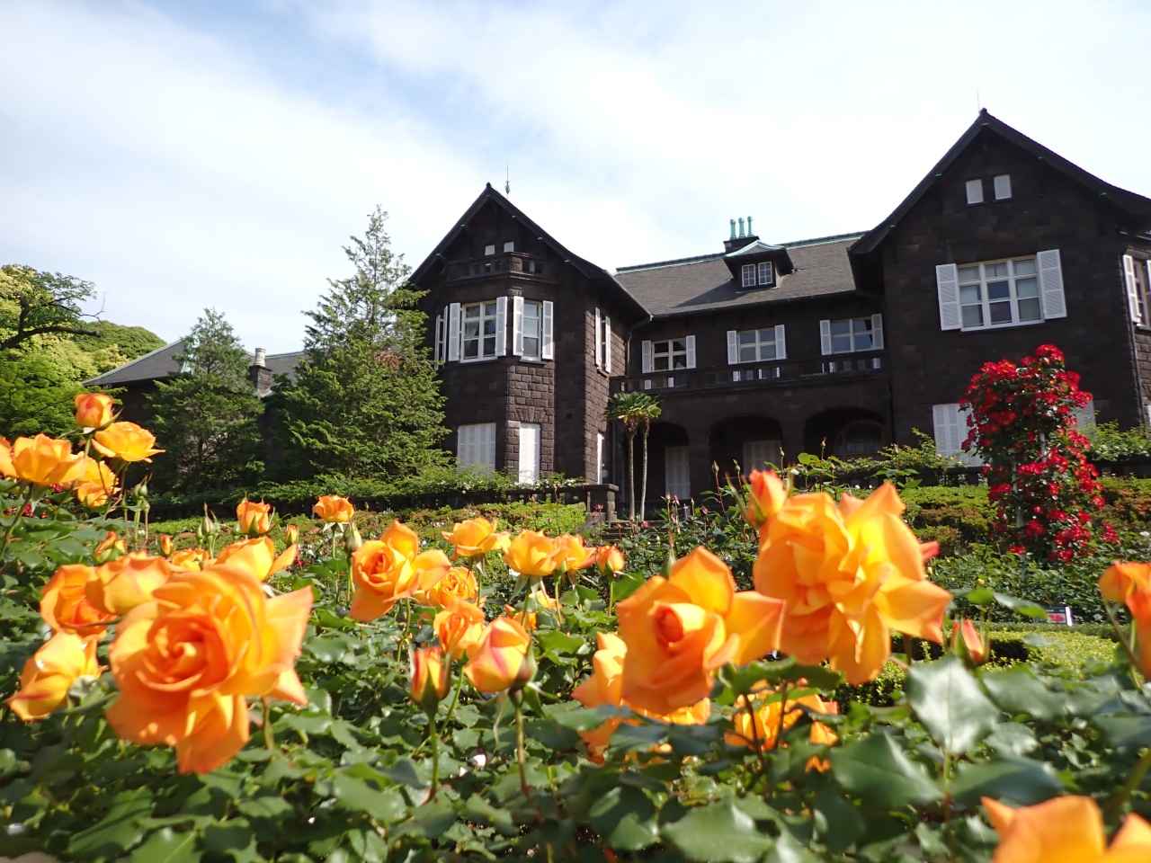 画像1: 洋館とバラが彩る美しい庭園