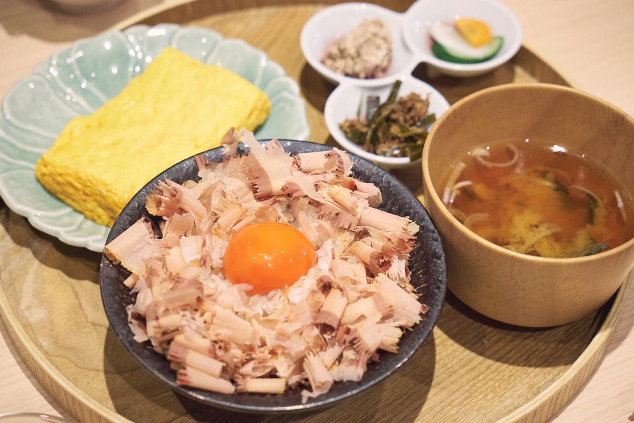 画像: 「鰹節定食Cセット（1,860円）」：鰹節ごはん（土鍋炊きごはん＋削り節＋青森県産生たまご）、だし巻きたまご、味噌汁（金沢ヤマト味噌使用）、小鉢（日替わり）