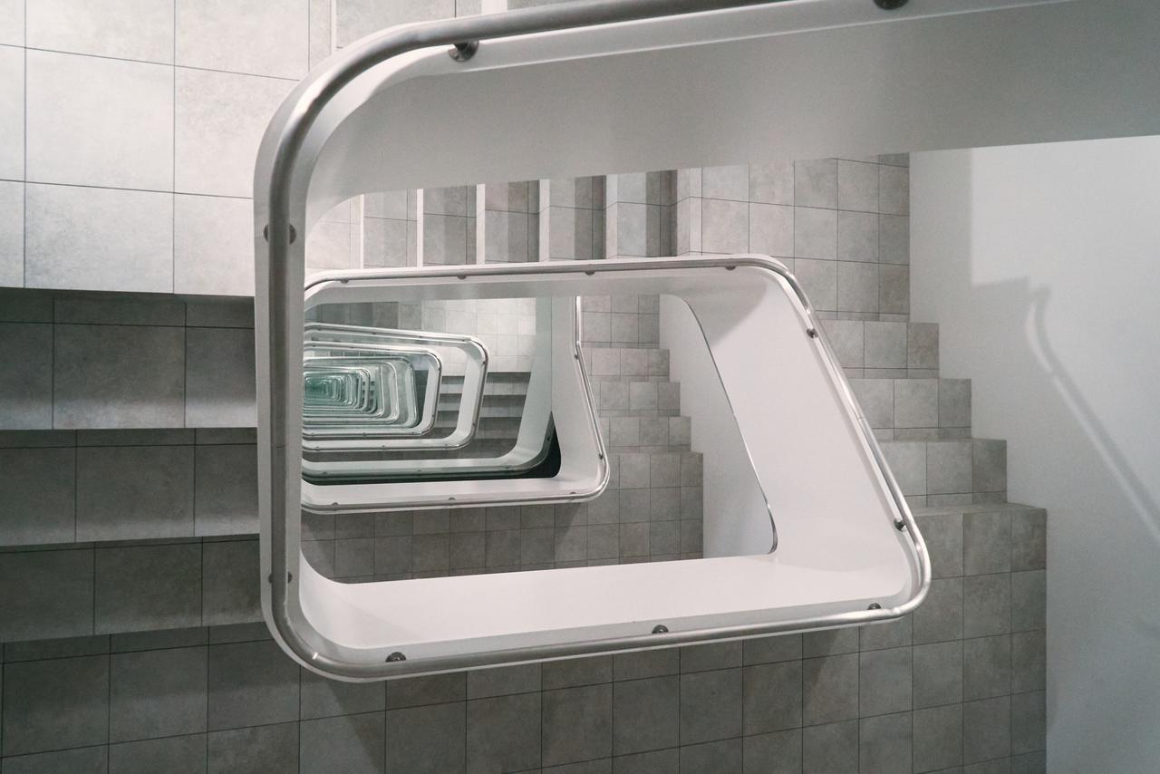 画像: レアンドロ・エルリッヒ「INFINITE STAIRCASE」