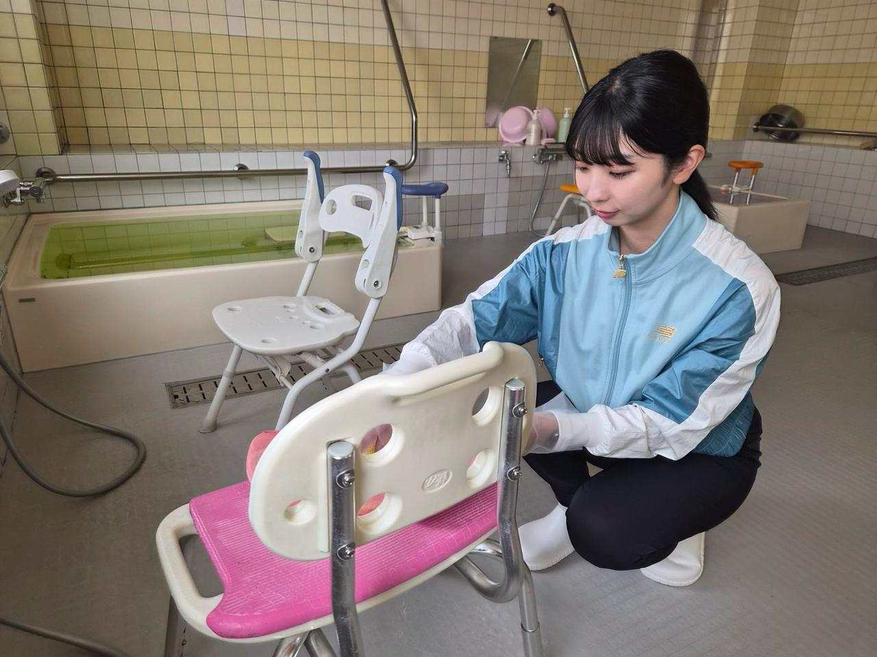 画像: 椅子の背もたれや座面も外して、隅々まで丁寧に洗っていきます。