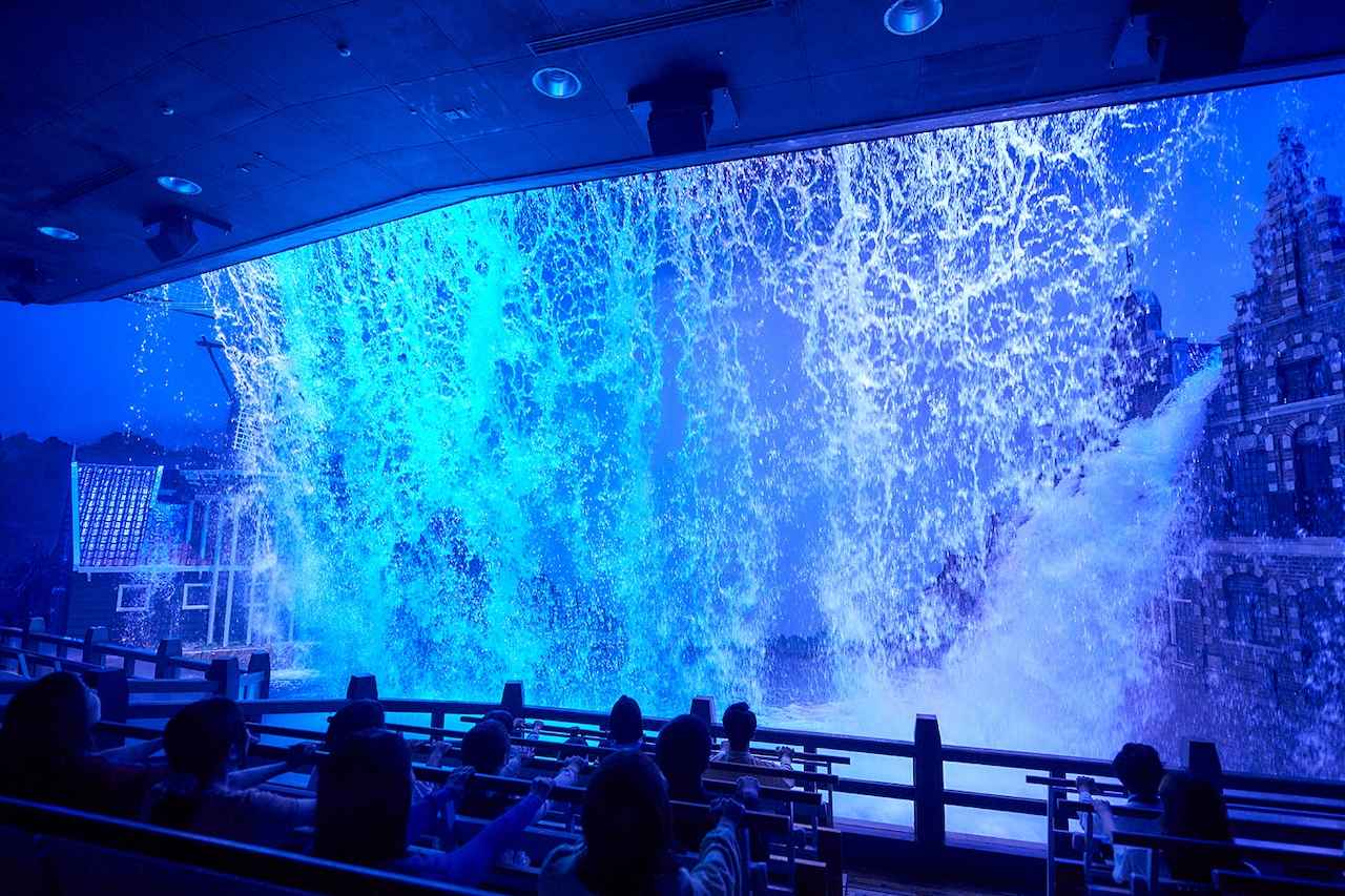 画像: 大量の水が荒れ狂う「ホライゾンアドベンチャー」