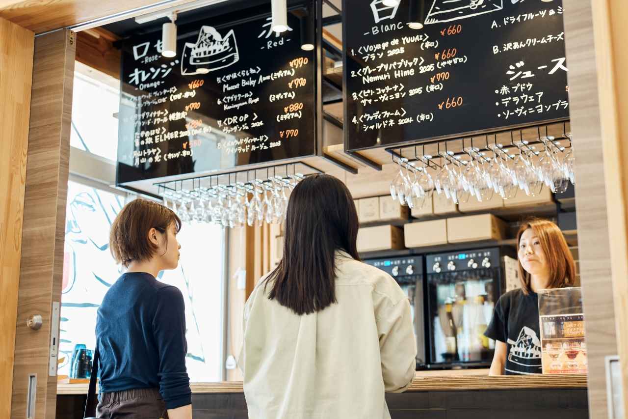 画像: 試飲するワインは店内の黒板メニューから選びます。今回は2人で複数種類を試飲してみることに!