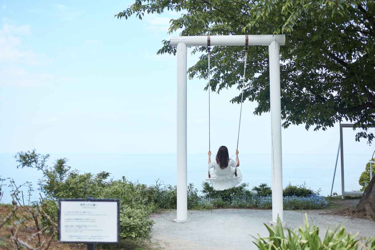 画像: オーシャンデッキの「空飛ぶブランコ」。空と海を背景に写真を残せます