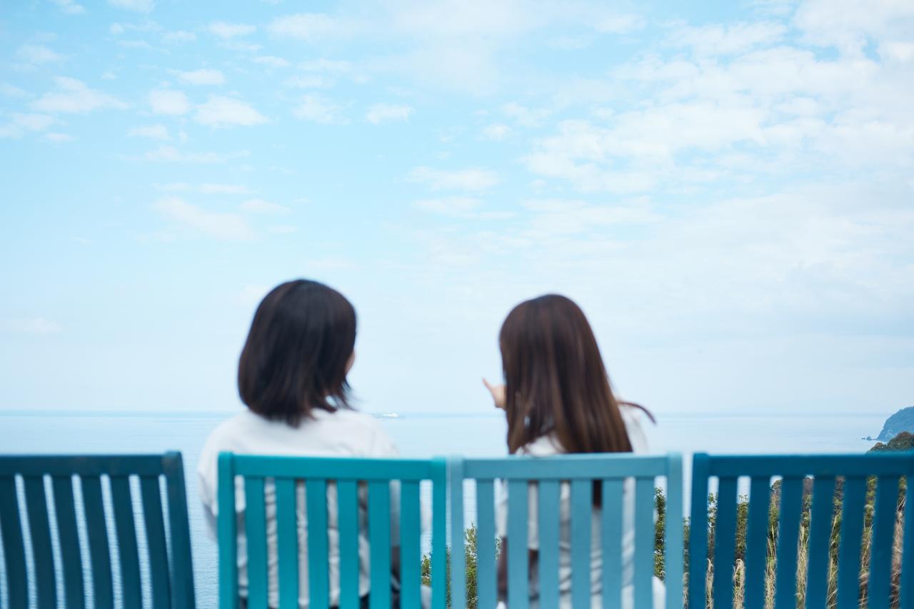 画像: オーシャンビューを一望できる青いベンチも設置されています