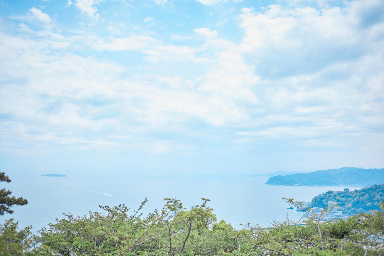 画像: 開放感あふれる「ムアスクエア」からは、高台にある美術館ならではの絶景を見渡せます