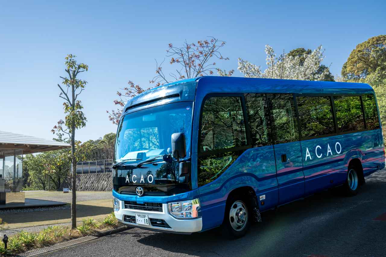 画像: さっそくブルーの園内バスを発見！