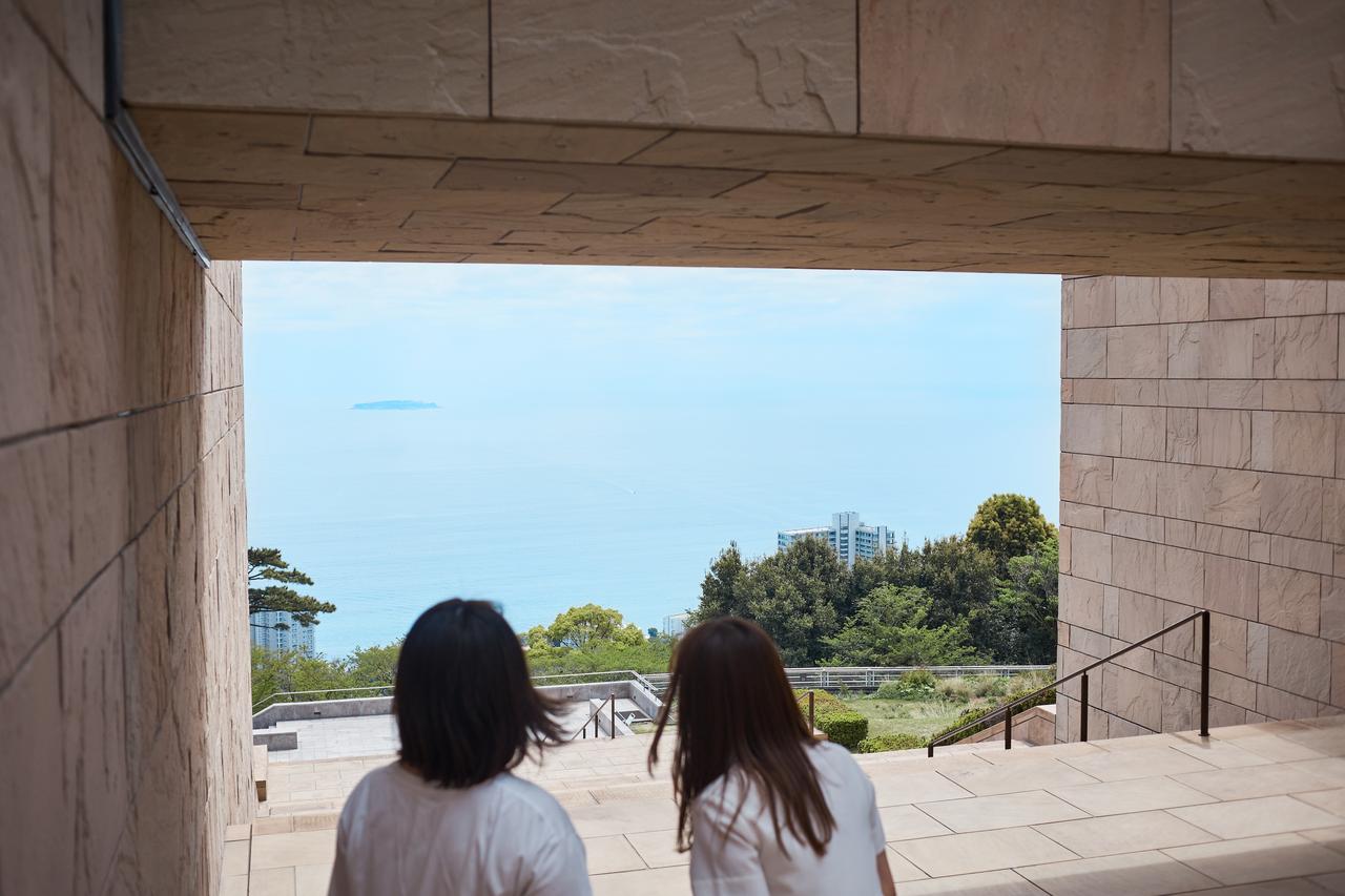 画像: 吹き抜けの階段は、風の通り道。小さな不安や疲れを、青い空まで飛ばしてくれそうです