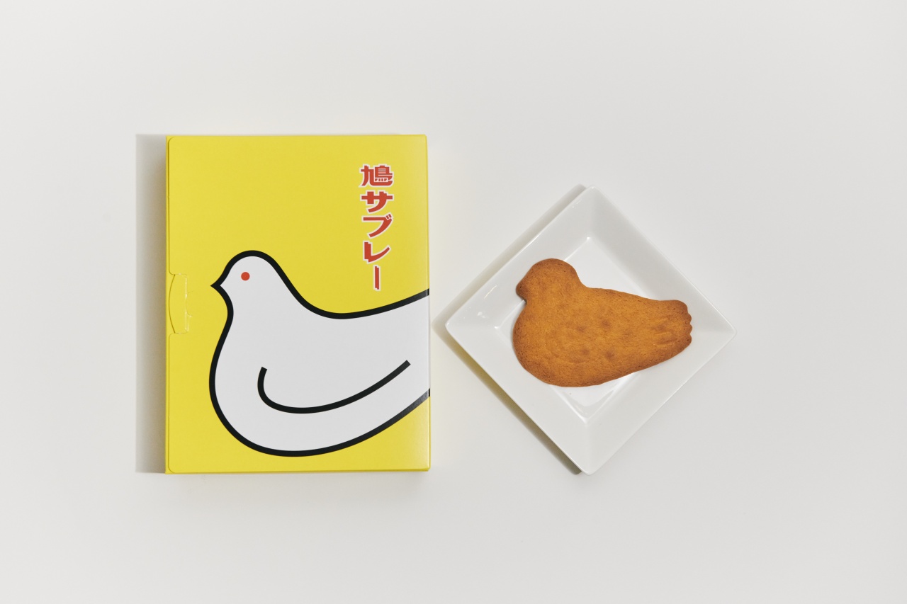 画像: 10枚入り袋 1,350円、4枚手提げ（黄色・ピンク） 615円、6枚箱入り 972円、8枚箱入り 1,220円、16枚缶入り 2,430円、25枚缶入り 3,650円、34枚缶入り 4,860円、44枚缶入り 6,080円／販売元：豊島屋 ※写真は6枚箱入り