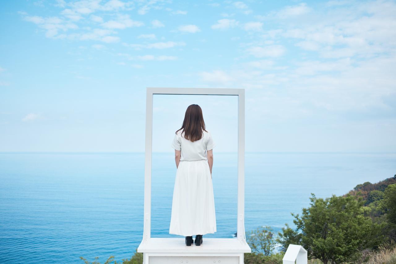 画像: 「空の階段」では、空と海が半分ずつ写る一枚を