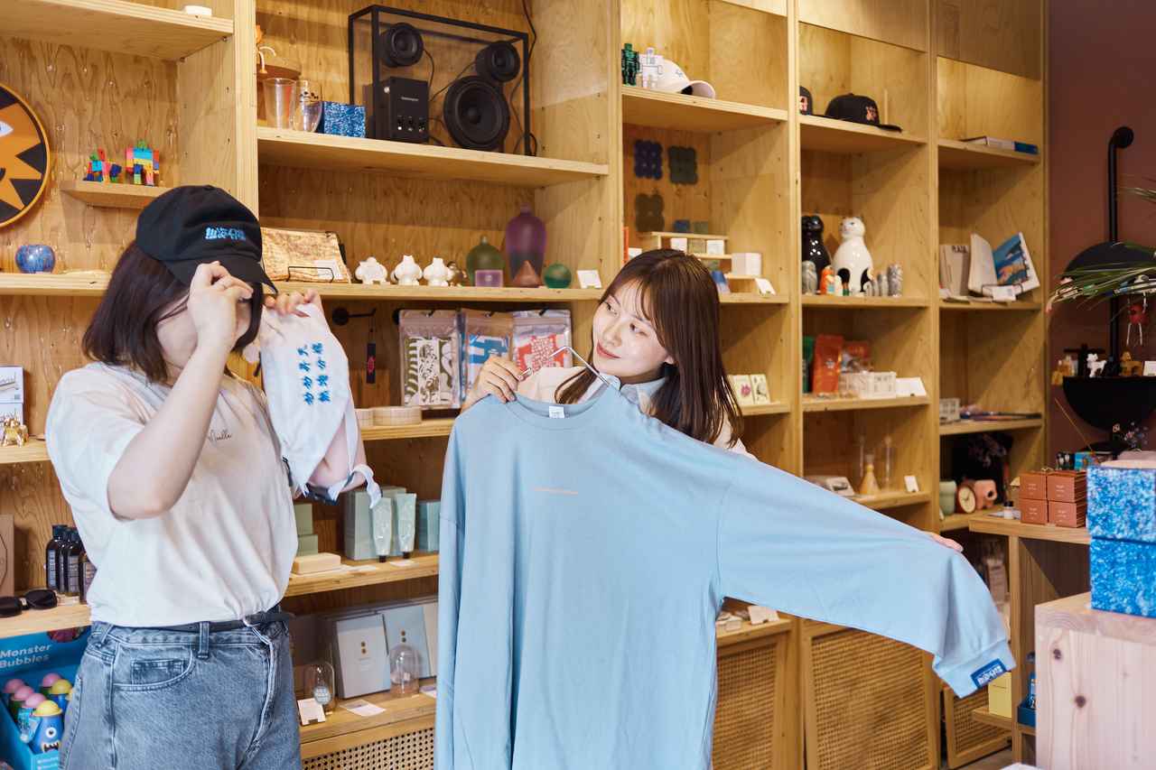 画像: 手拭いやTシャツ、キャップなど、旅の思い出にしたいアイテムが並びます