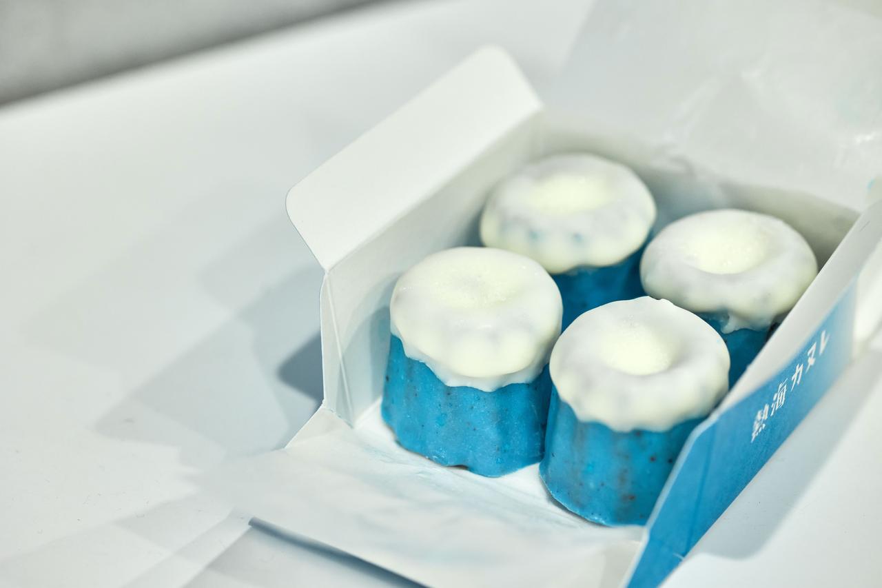 画像: 青い「塩カヌレ」は4個BOX（袋付）1,200円、2個入り700円で販売