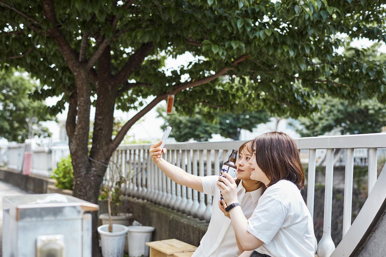 画像: ボトルを持って記念写真をパシャリ