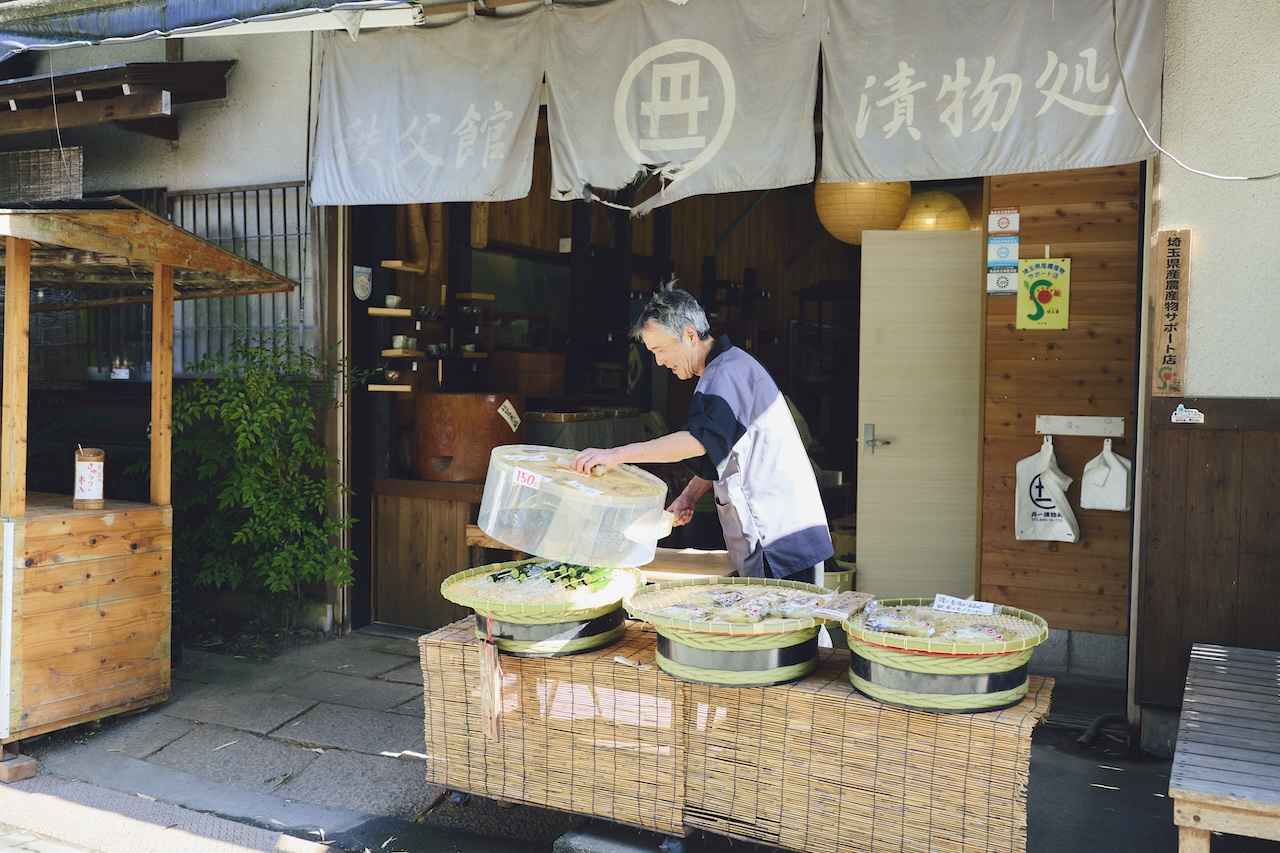 画像1: 丹一｜冷たいキュウリの漬物串が食べ歩きに大人気