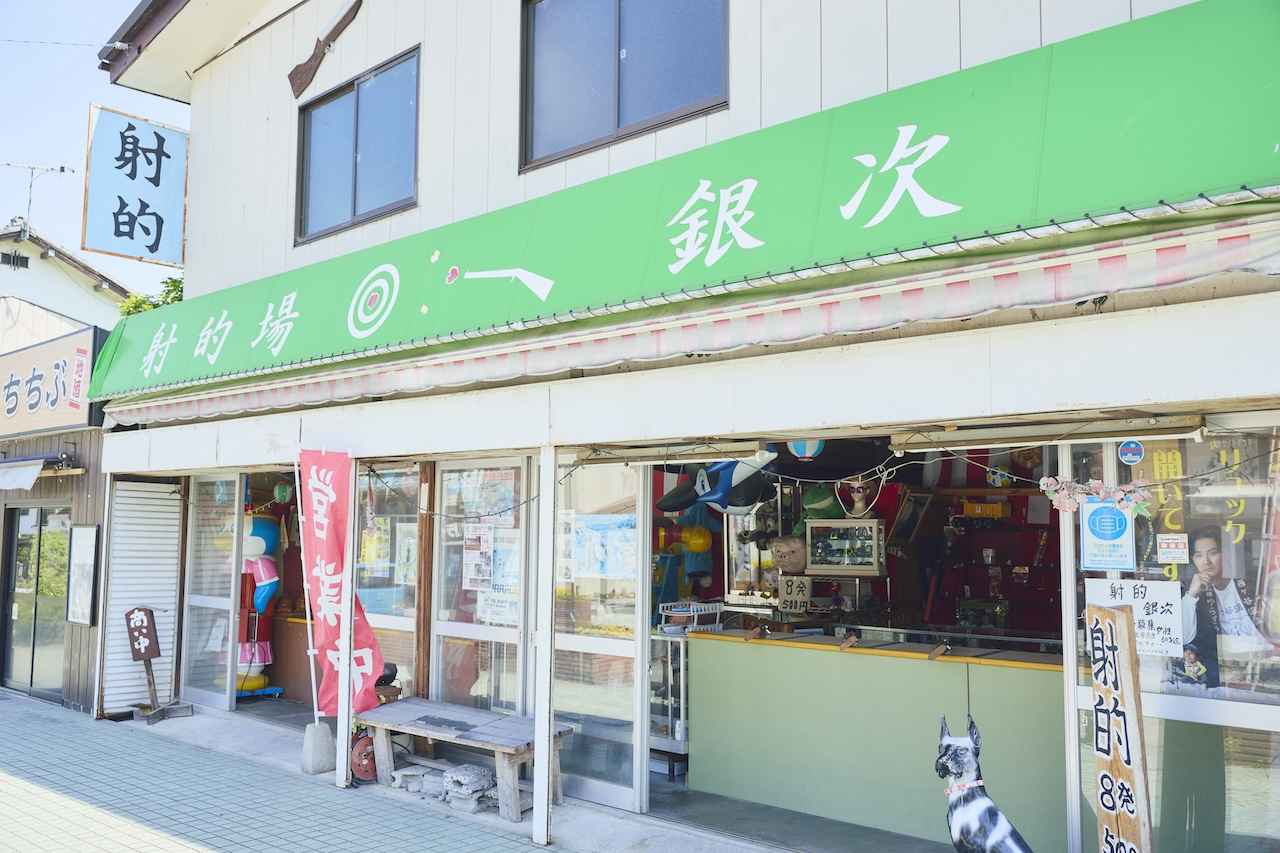 画像1: 射的 銀次 長瀞駅前通り｜お祭りの縁日気分に浸れるレトロスポット
