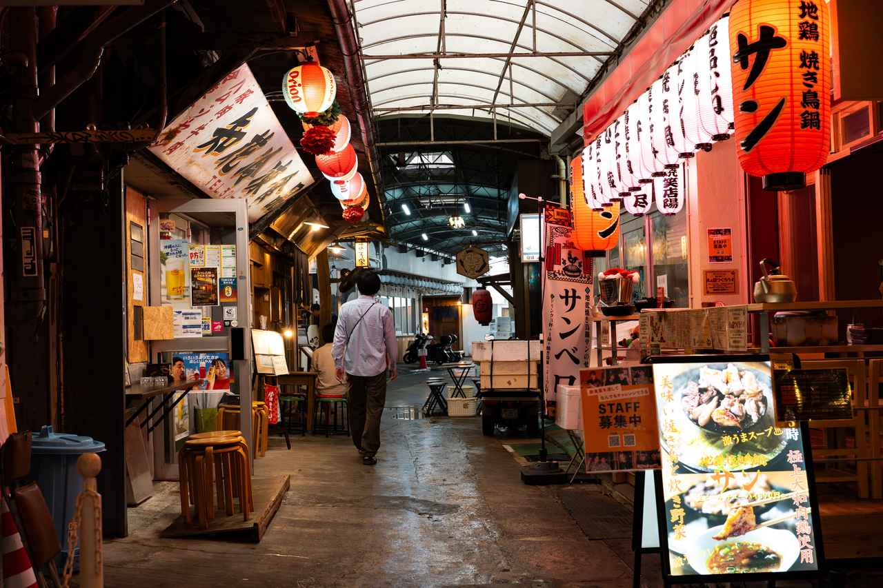 画像: 裏通りを歩くほど見えてくる、夜の那覇の表情