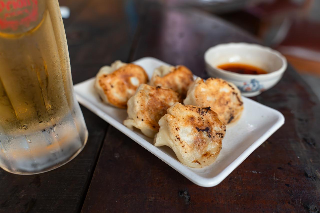 画像3: 手づくり餃子と沖縄の味を楽しむ路地裏酒場|餃子の店 華