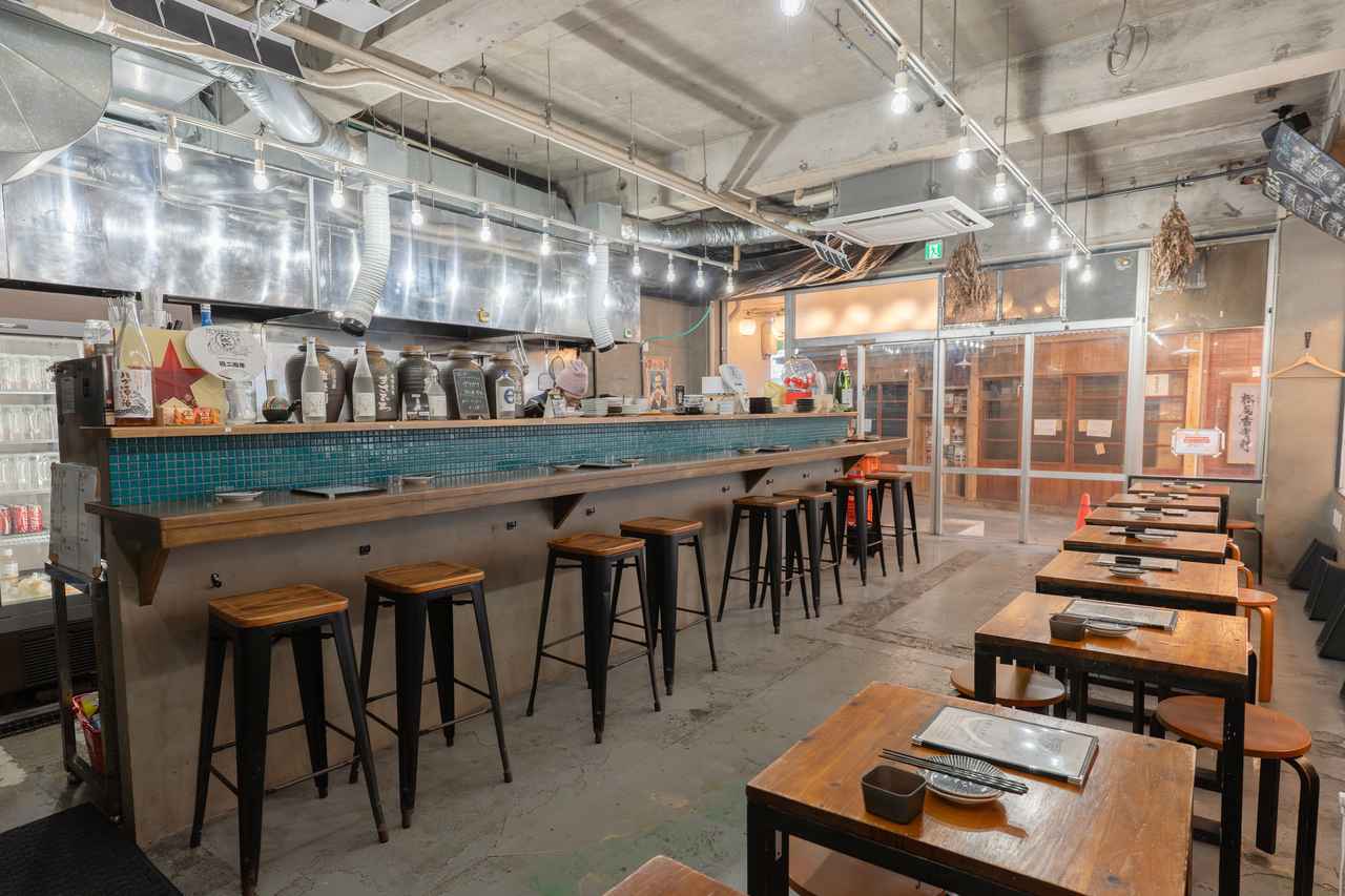 画像: 元々工場だった建物をフルリノベーションした、スタイリッシュな店内