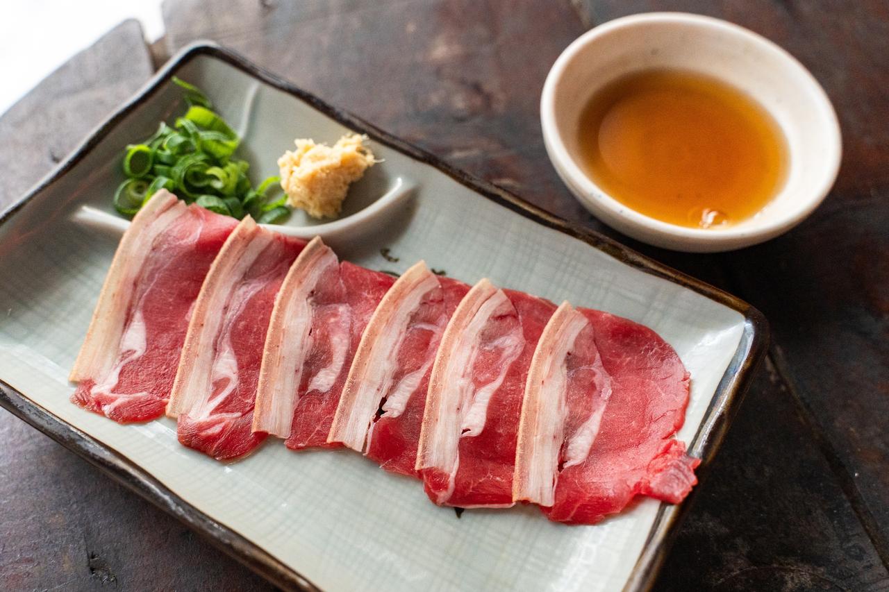 画像4: 手づくり餃子と沖縄の味を楽しむ路地裏酒場|餃子の店 華