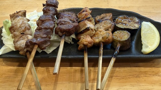 画像2: カープ愛あふれる空間で絶品焼き鳥を食らい尽くせ!