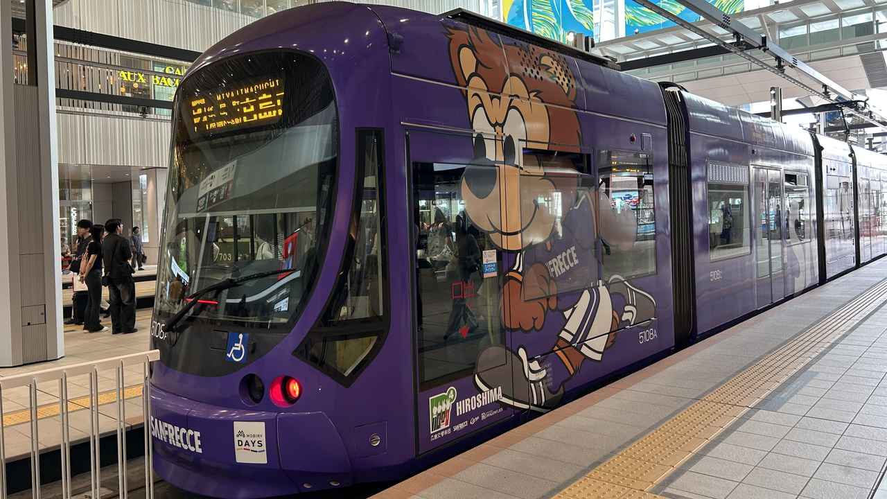 画像2: 広島の新たなランドマーク誕生!駅ビル2階に乗り入れる路面電車