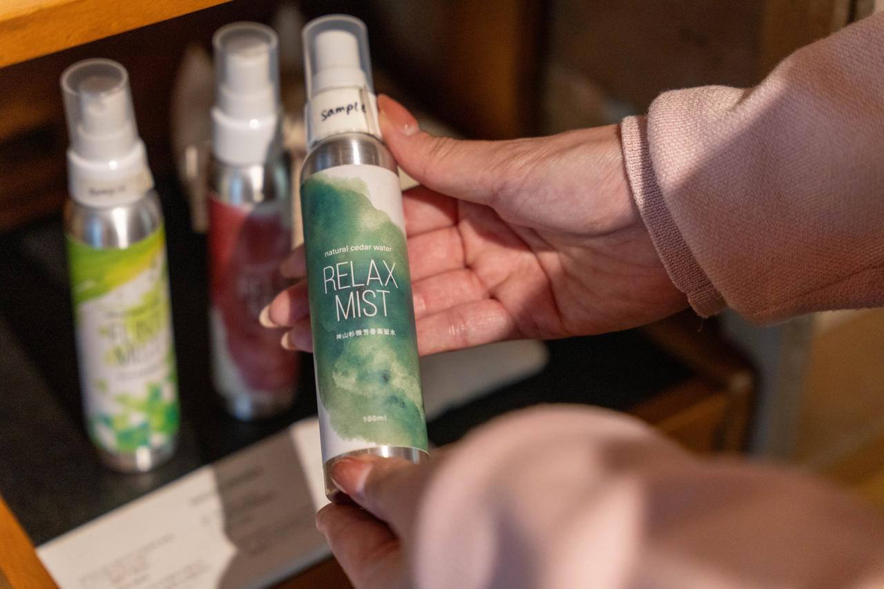 画像: 「RELAX MIST神山杉微芳香蒸留水」（1,100円）は杉オイルを抽出する際に生まれる、杉の成分が溶け込んだ水を使ったミスト
