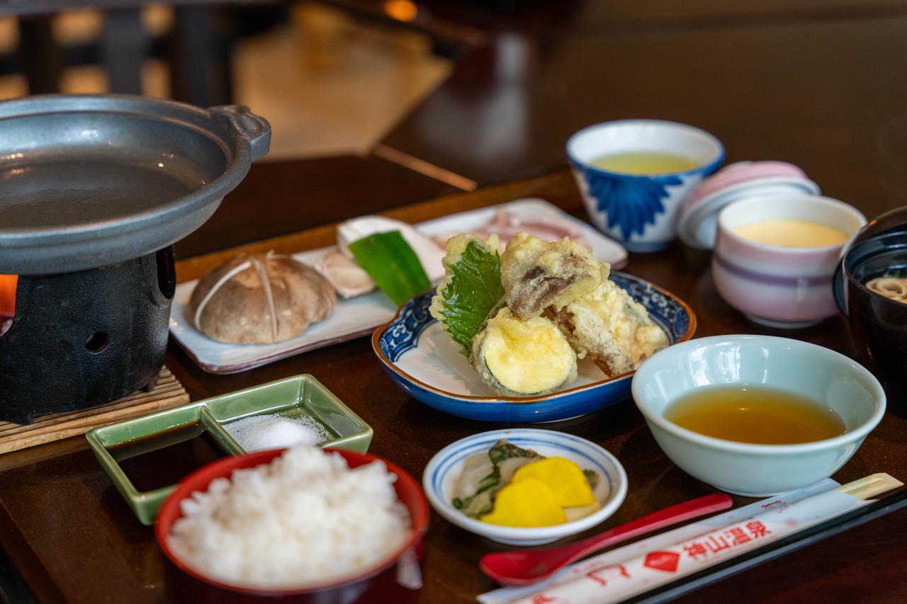 画像: 神山町産の大きな椎茸を陶板焼きでいただく「神山げんこつ定食」（1,815円）