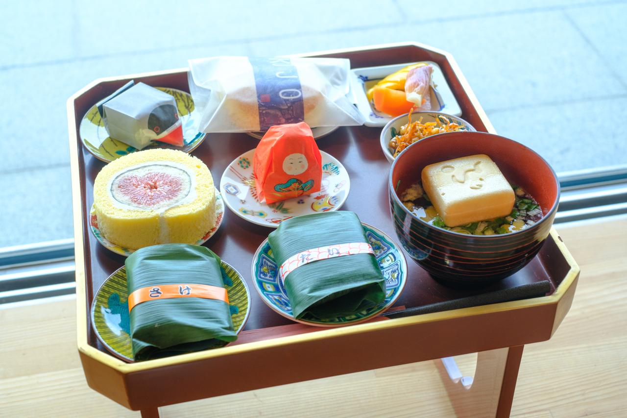 画像1: 五十間長屋を望む特等席で、九谷焼を楽しむ「豆皿茶屋」