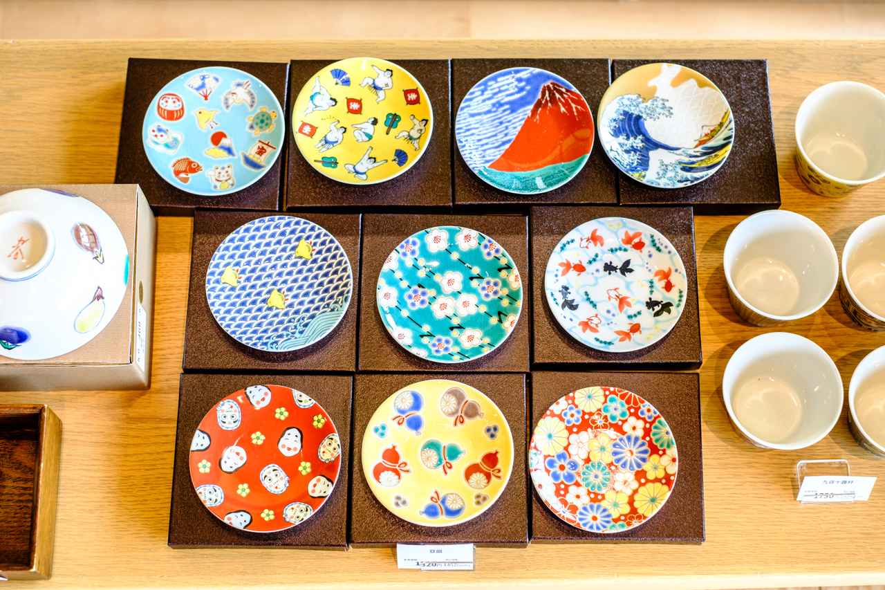 画像2: 五十間長屋を望む特等席で、九谷焼を楽しむ「豆皿茶屋」