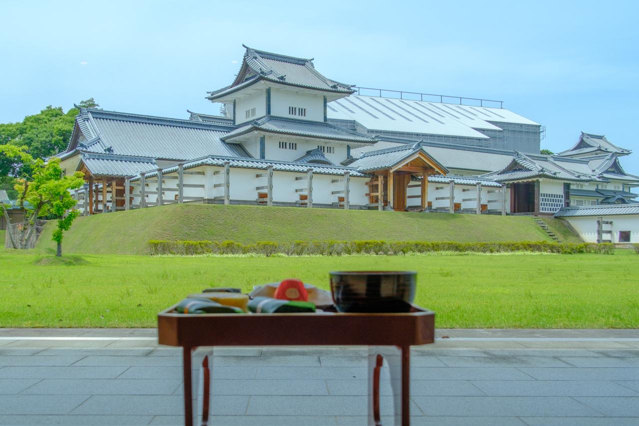 画像5: 五十間長屋を望む特等席で、九谷焼を楽しむ「豆皿茶屋」