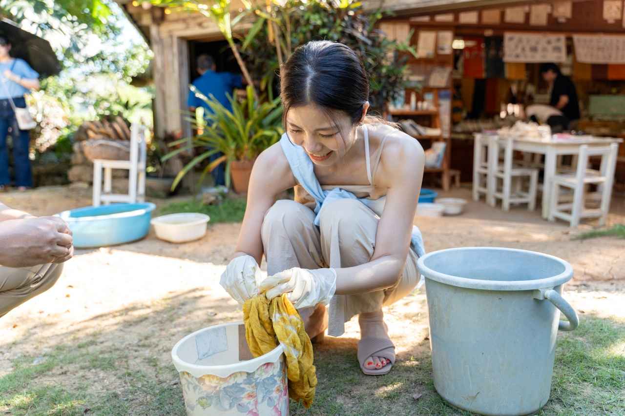 画像3: 急がない時間を楽しむ、草木染め体験