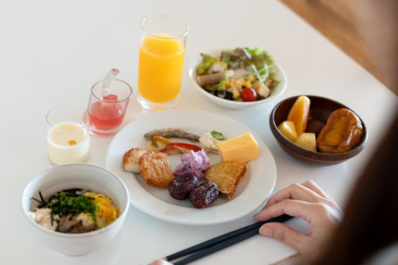 画像3: 誰もいない朝のビーチへ。朝日を眺めて、朝食でパワーチャージ
