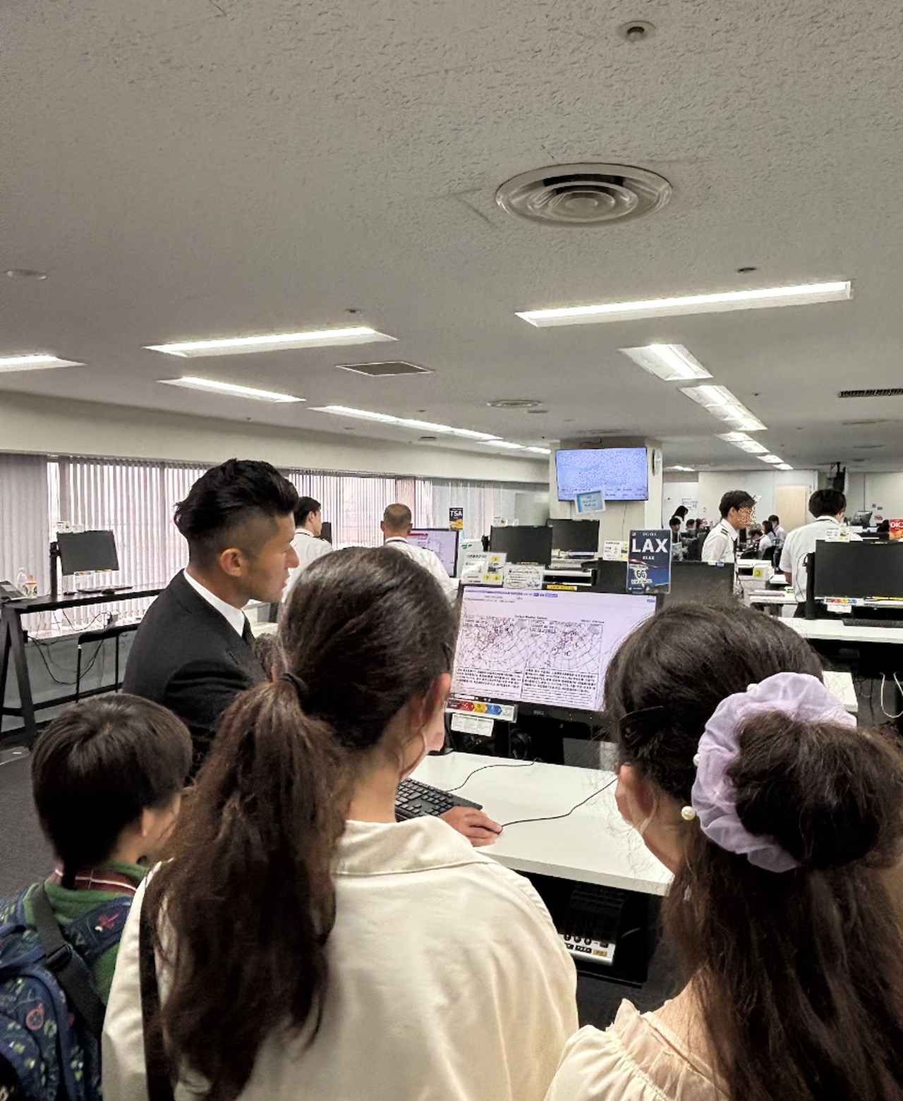画像2: ここがすごい!普段は入ることができないルートを探検、フライト前のパイロットを見学