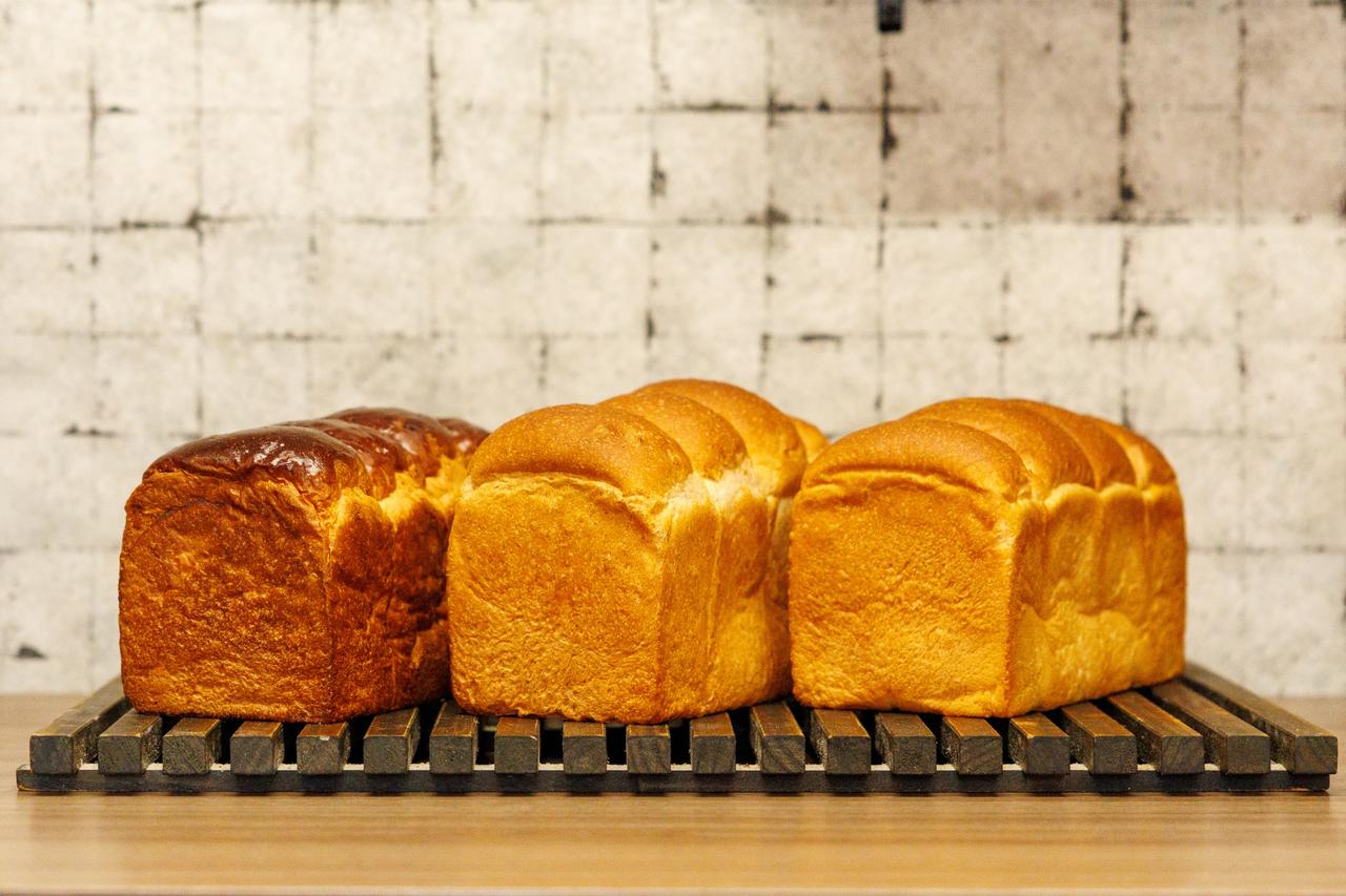 画像: 左から、「山型食パン 2斤」（680円）、「全粒粉食パン 2斤」（720円）、「クリーミー食パン 2斤」（1,080円）