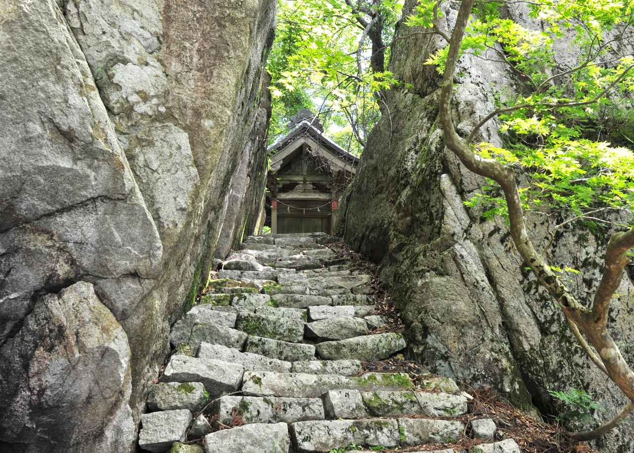 画像: 琴引山の琴弾山神社