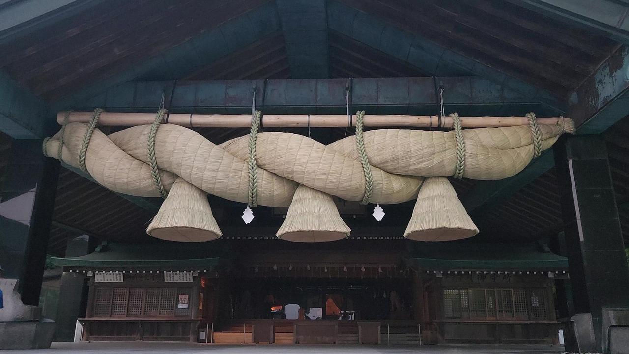 画像: 架け替えられた神楽殿の大しめ縄