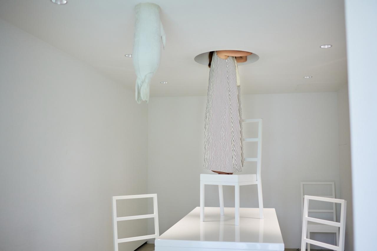 画像: 栗林隆《ザンプランド》 天井の穴に頭を入れた先にもアートが広がります
