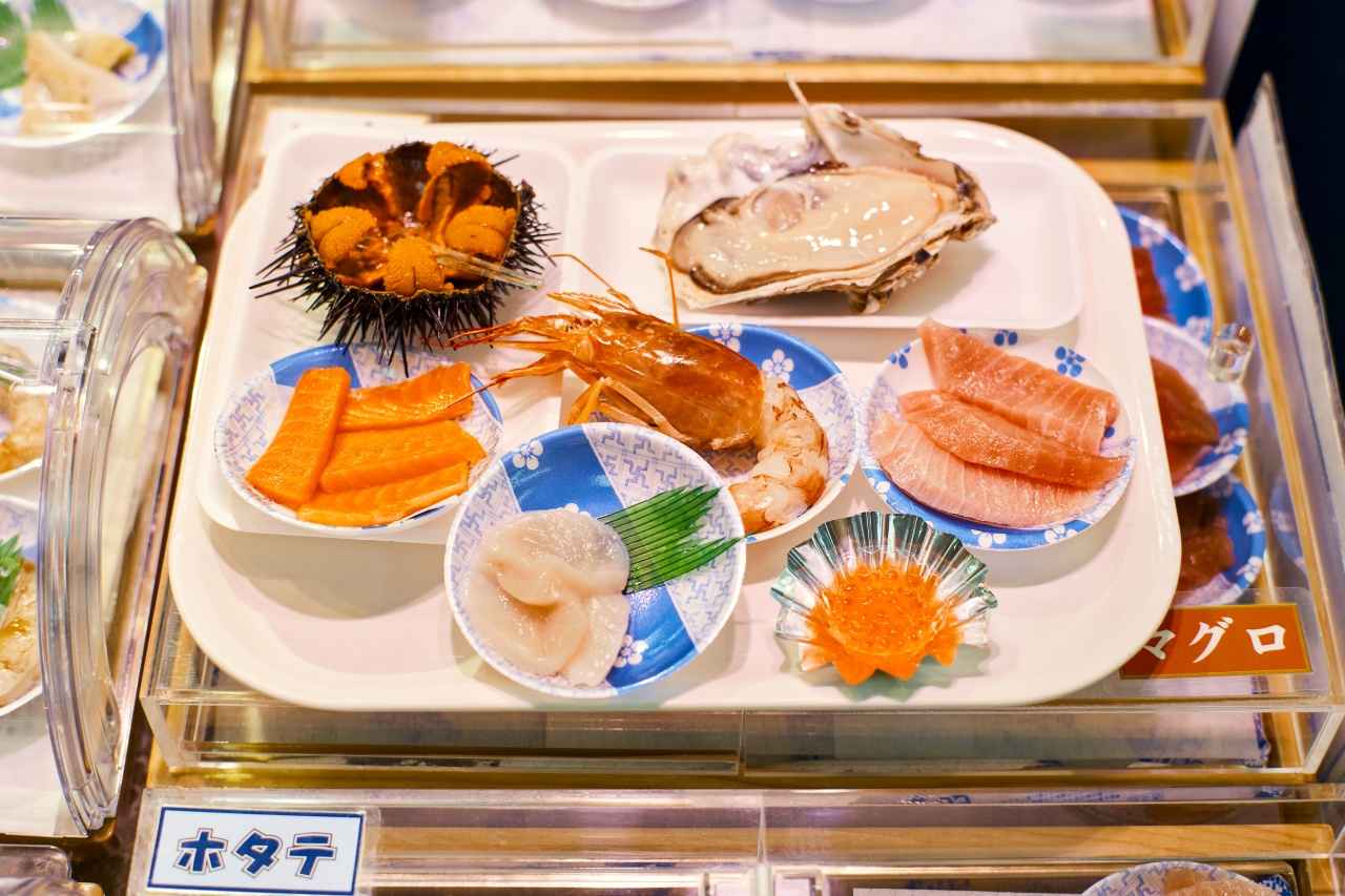 画像: マグロやサーモン、ぷりっぷりのエビに加え、ウニやイクラをチョイス