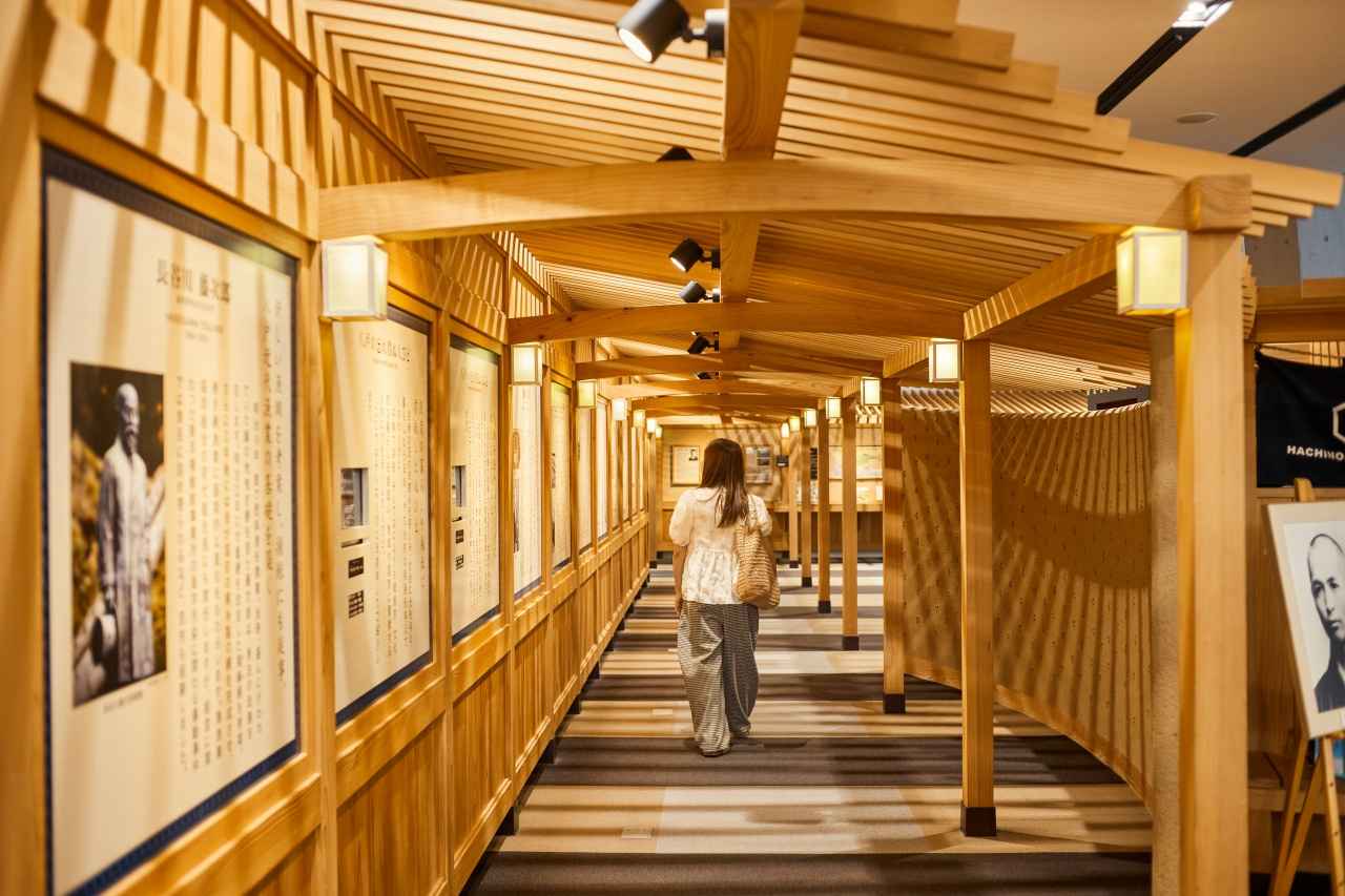 画像: 地域の木材を使用した回廊に、八戸の発展に貢献した偉人の解説が展示されています