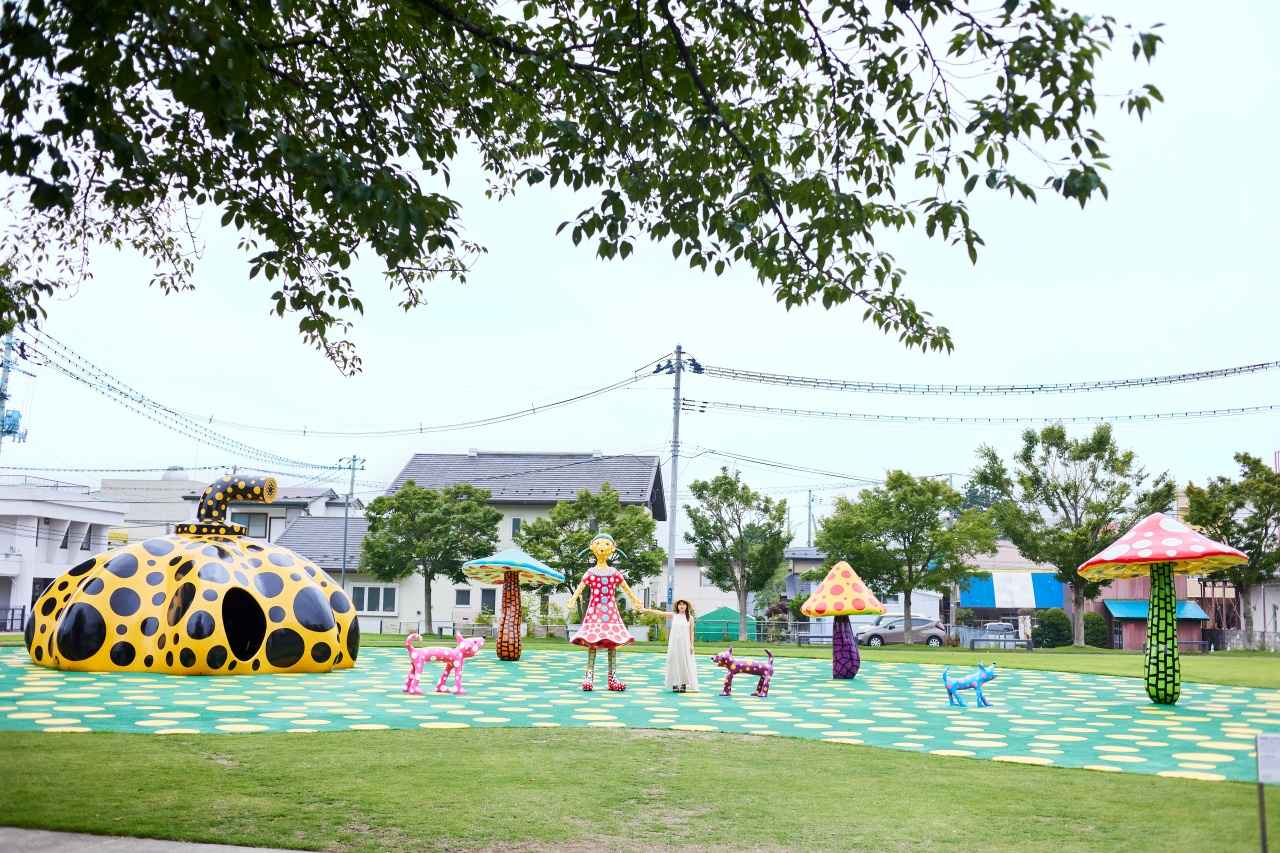 画像: 草間彌生《愛はとこしえ十和田でうたう》2010年 ©YAYOI KUSAMA ※画像転載不可