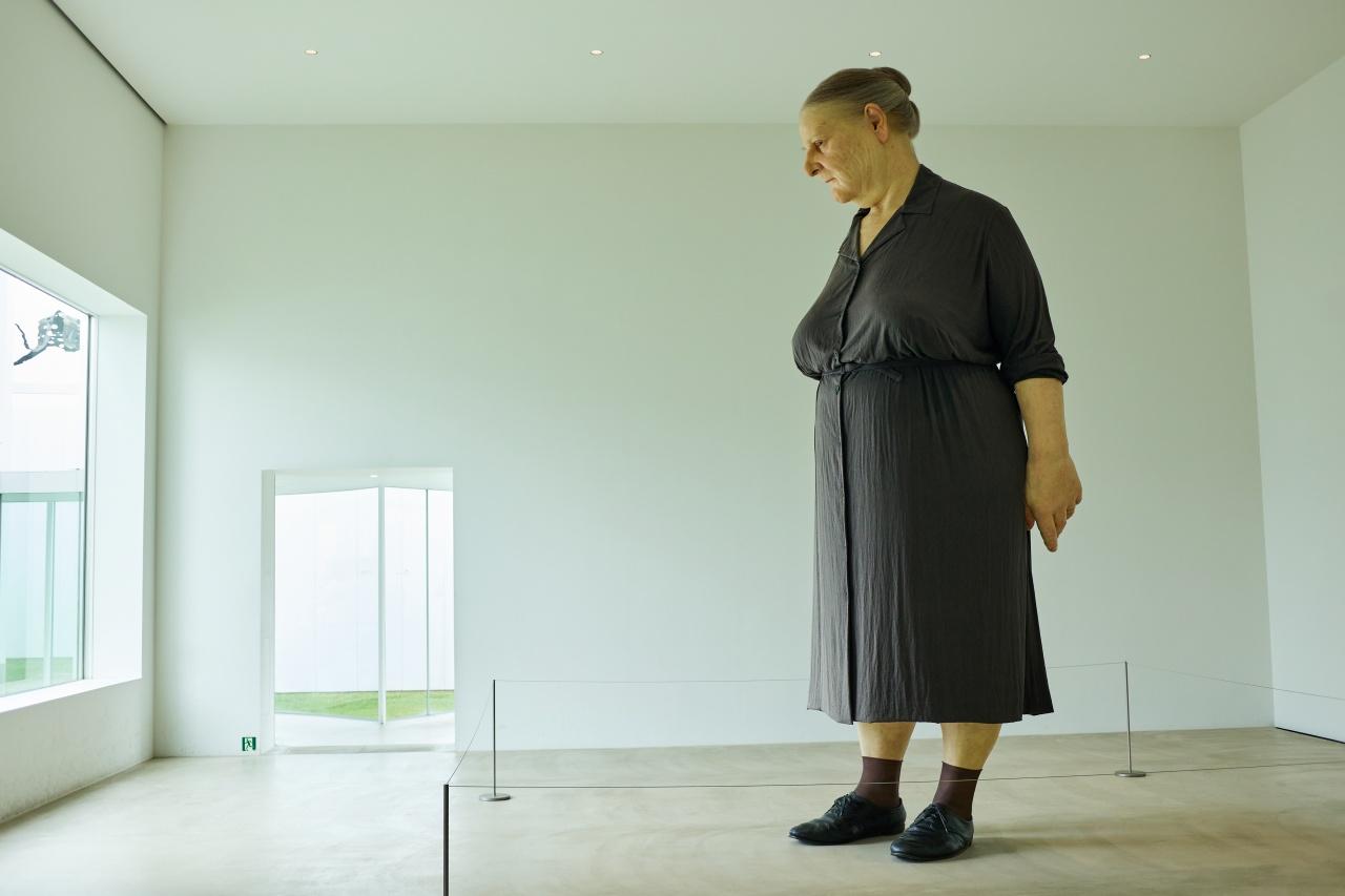 画像: ロン・ミュエク《スタンディング・ウーマン》