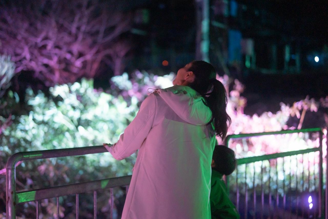 画像: 夜はひんやりするので、夏場でも羽織るものがあると安心。