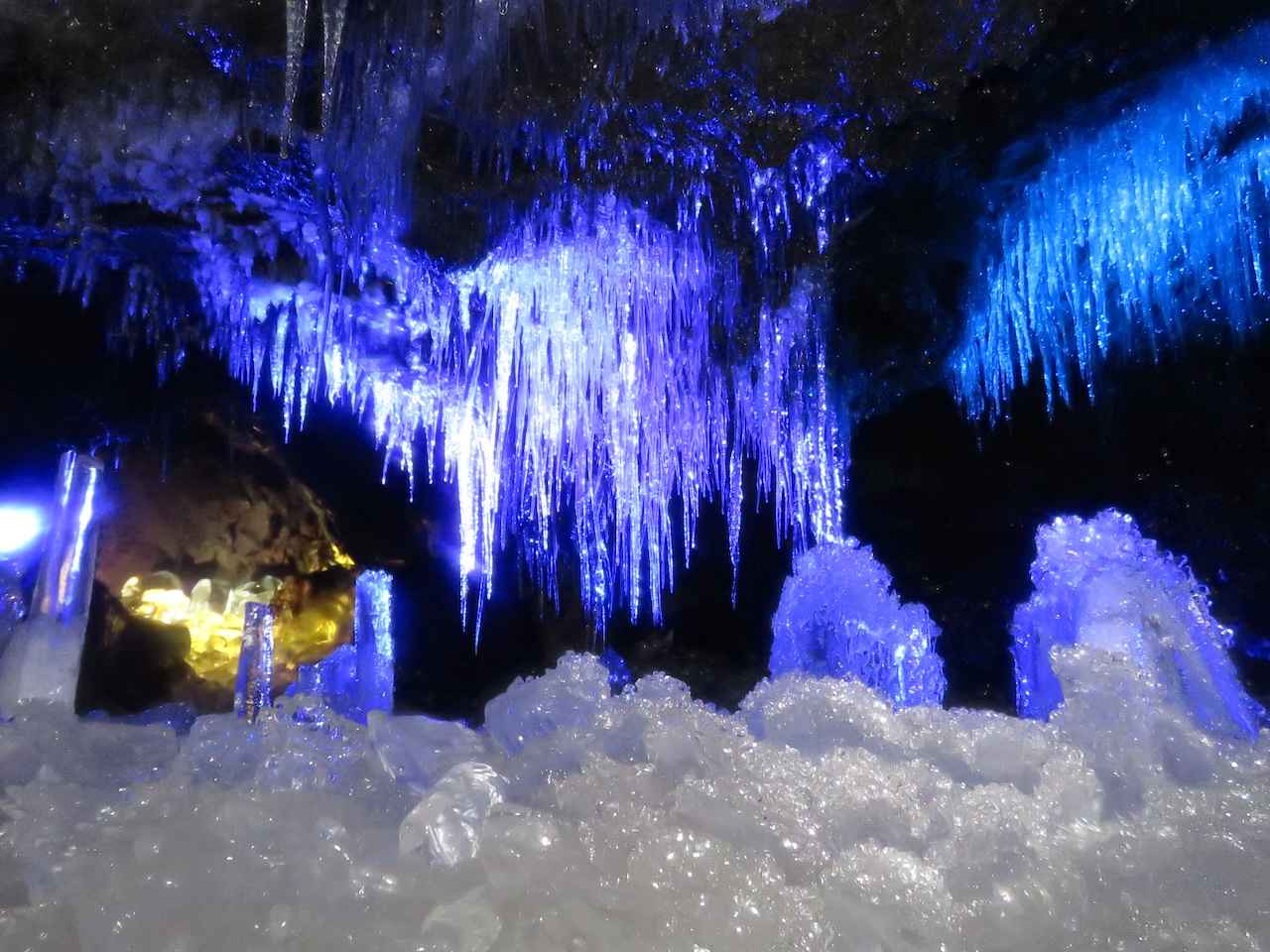 画像1: 【山梨】富士山の恵が生んだ、真夏でも溶けない神秘的な光景「鳴沢氷穴」