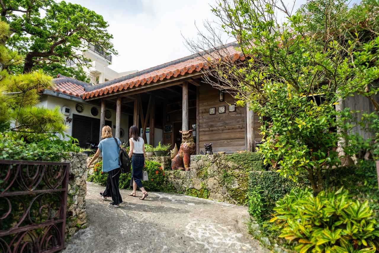 画像1: 「育陶園 壺屋焼 やちむん道場」で陶芸体験に没頭