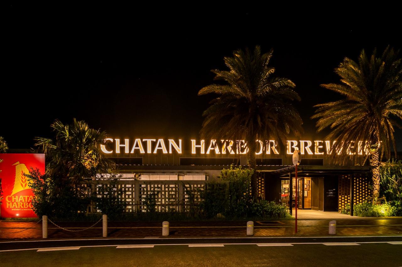 画像1: 「CHATAN HARBOR BREWERY&RESTAURANT」でクラフトビール片手に旅の思い出話を