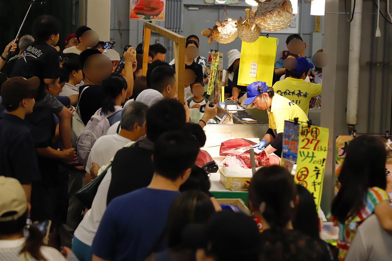 画像: 毎日正午には大迫力のマグロの解体ショーも!