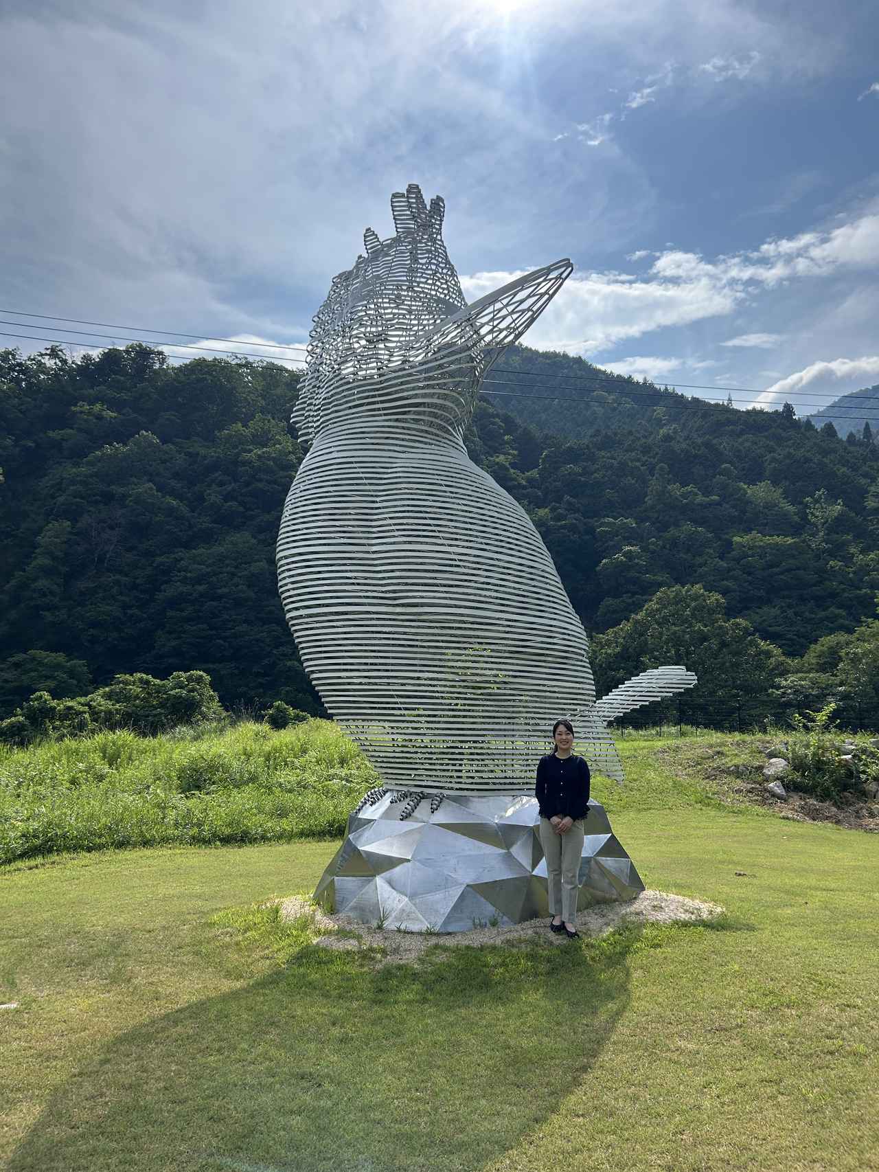 画像: 自然と調和する巨大アート「ヤマセミのオブジェ」