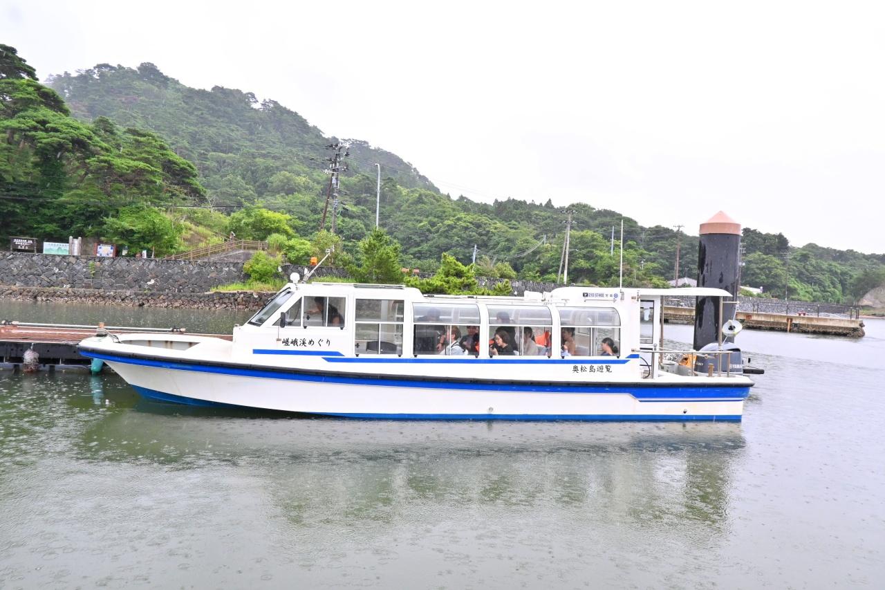 画像1: 海の上から出合う、奥松島の猛き表情